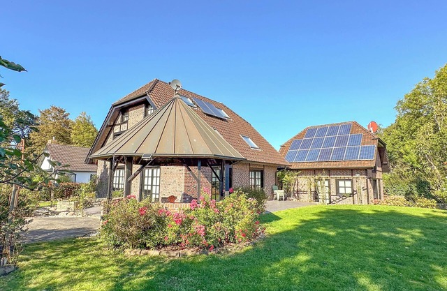 Spacious detached house with wood-burning stove