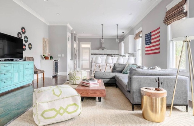 Spacious Dog Friendly 3 BR Townhome, Grill, Patio 3 Blocks to Grocer, 5 Mins to