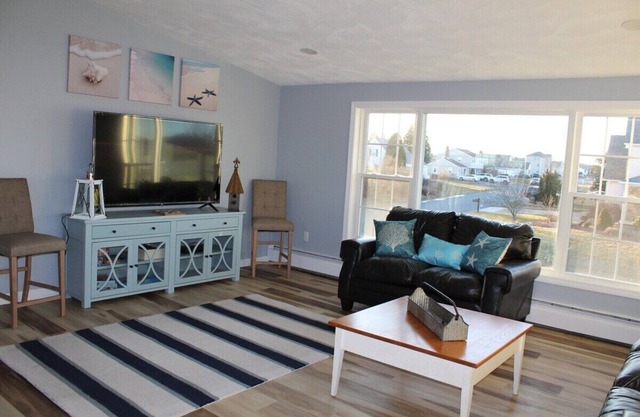 Spacious Eastward Look Neighborhood Beach House!