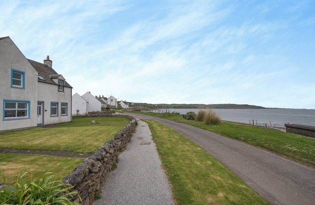 Spacious family cottage with open fire and garden overlooking the sea.
