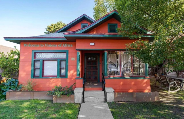 Spacious FAMILY FRIENDLY home beautifully decorated with African art.