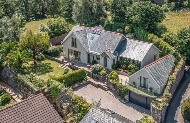 Spacious family home 3 mins to beach sleeps 8