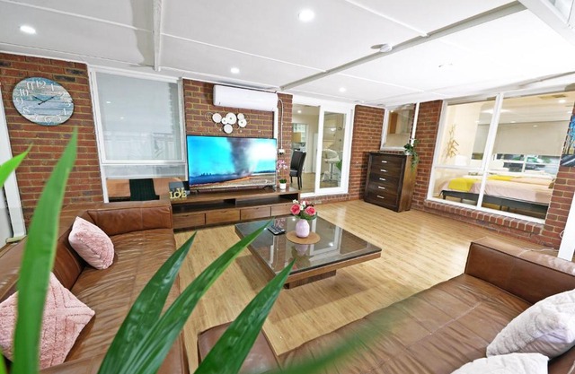 Spacious Family Home 4BRM in Hampton Park near Dandenong Ranges