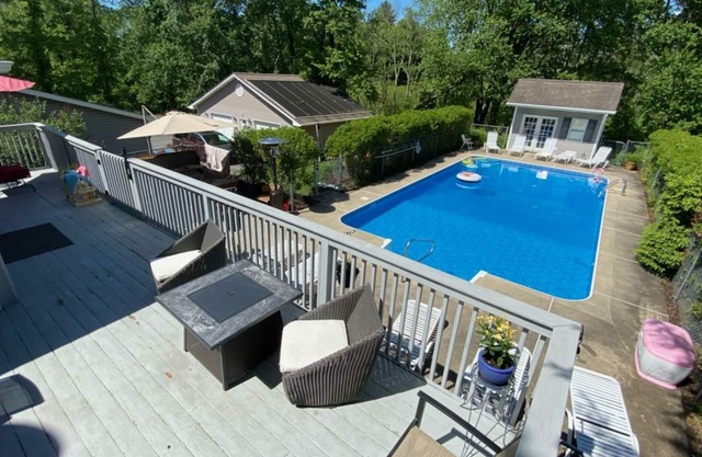 Spacious Family Retreat on 7.5 Private Acres Sleeps 14+ Pool/Hot Tub/Sauna/GR