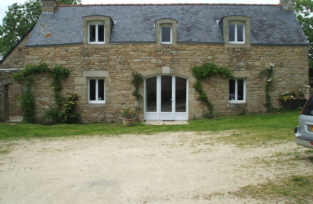 Spacious farmhouse ,wheelchair accessible , close to stunning beaches .