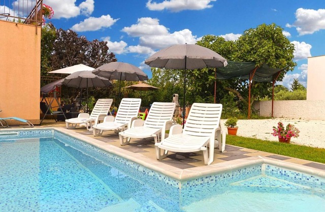 Spacious flat with pool just 300m from the beach