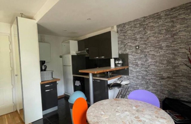 Spacious, garden view, close to amenities, 30 min from Paris by public transport.