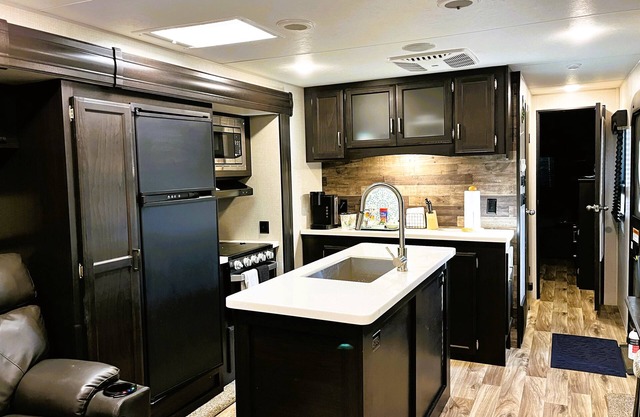 Spacious Glamper with TWO fireplaces, sleeps 2-4 in charming Dripping Springs