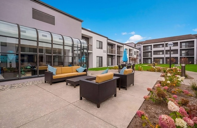 Spacious Good-Value Accommodation! 2 Lovely Units, Swimming Pool, Parking!