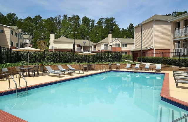 Spacious Good-Value Accommodation! 2 Convenient Units, Pool, Free Breakfast!