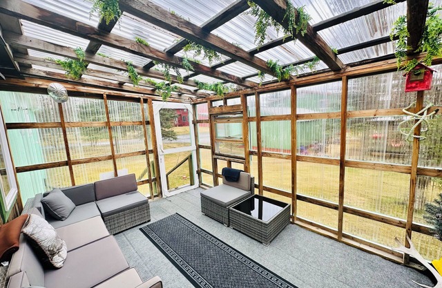 Spacious Guest House with Sauna, 5+ beds, Near Katmai!