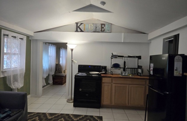 Spacious Guest house in Midtown within walking distance of downtown