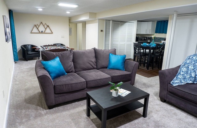 Spacious Guest Suite with Private Entrance, Hot tub, 2 Bedrooms, 1 Bath
