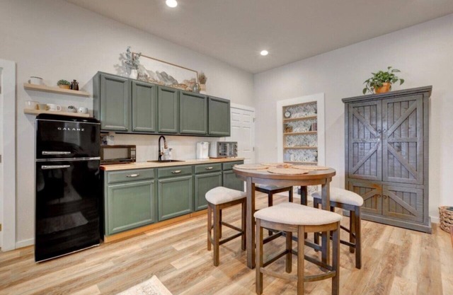 Spacious Guesthouse w/King Bed, Fireplace, 65" TV, Close to Airport, Central Pt