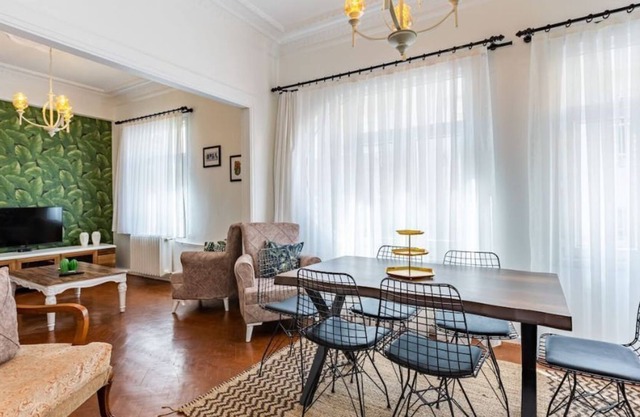 Spacious, high ceiling, mid-century renovated flat