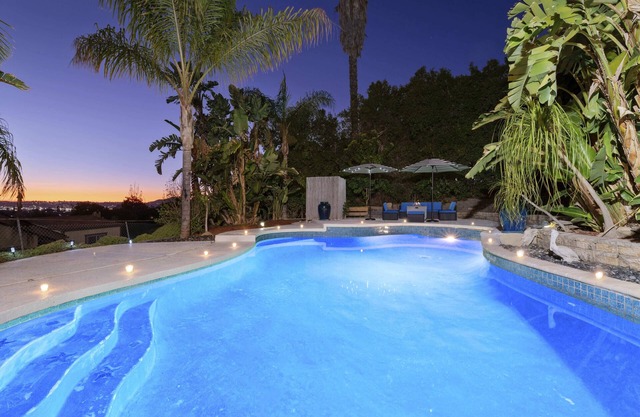 Spacious Hillside Estate/Heated Pool + Sunset Serenity