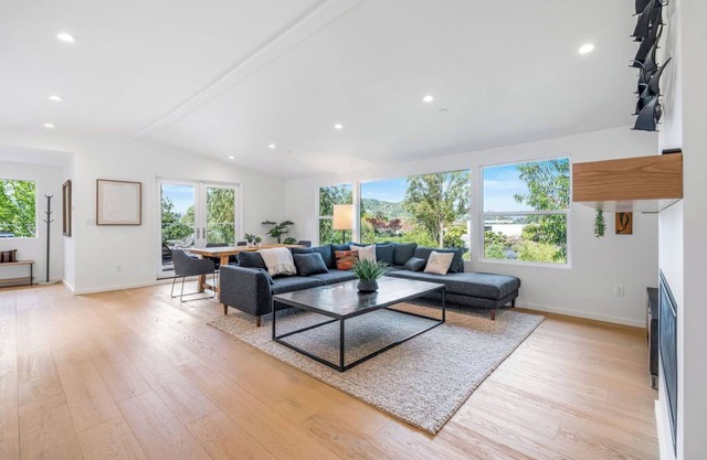 Spacious Hillside Sanctuary Among the Trees 5 Bedrooms