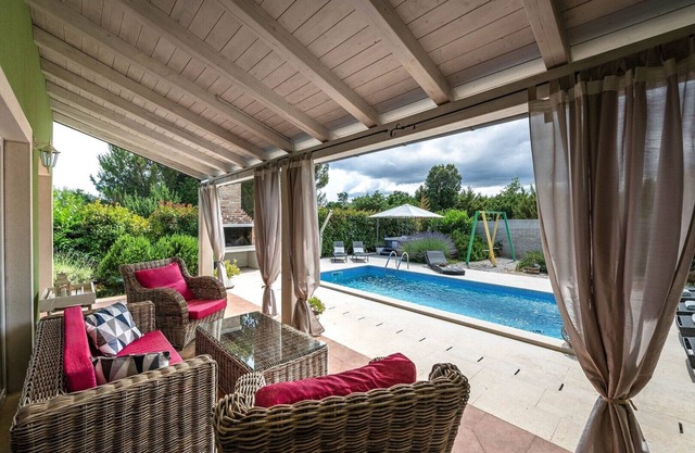 Spacious holiday house/pool/jacuzzi/playground/6+2