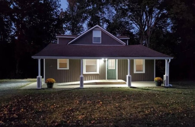 Spacious home 10 minutes from downtown Clarksville TN in a quiet countryside.