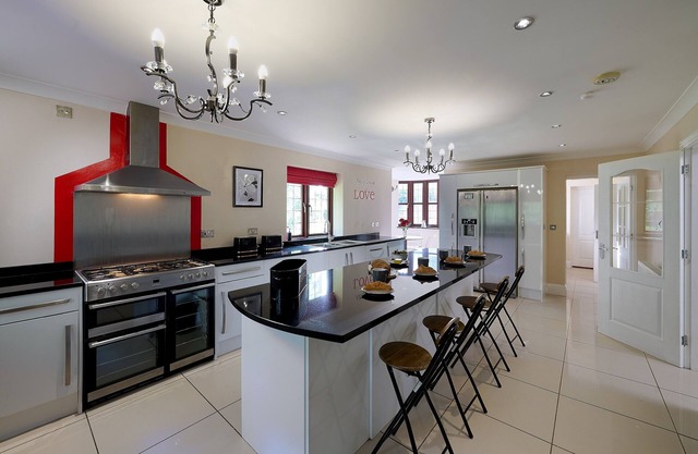 Spacious home 4 large families, contractors welcome