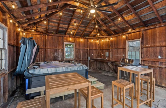 Spacious Home Downtown - Walk to Parks & Shops
