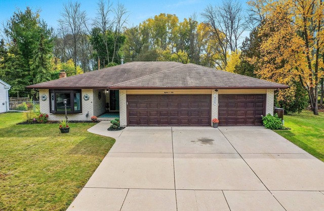Spacious home in Green Bay with hot tub, fireplace & fitness room