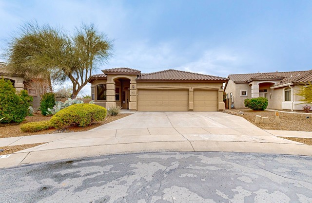 Spacious home in prime location across from Catalina State Park with golf nearby