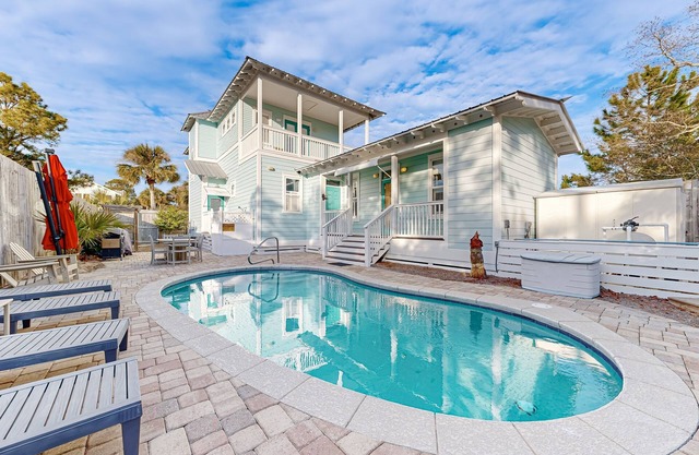 Spacious Home w/Private Pool, dog-friendly, 2 Blocks to Beach