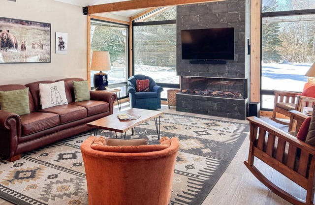 Spacious home with deck, washer/dryer, mountain views & high-speed WiFi