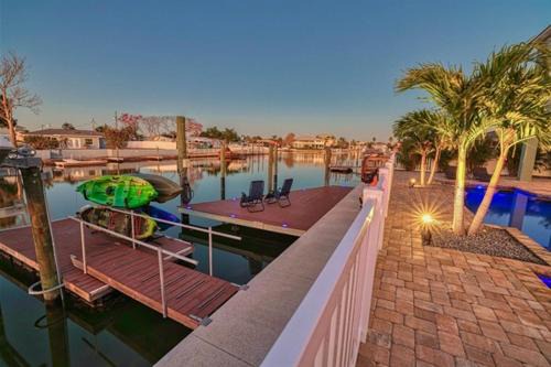 Spacious Home With Heated Pool! Sleeps 15! Billiard table!