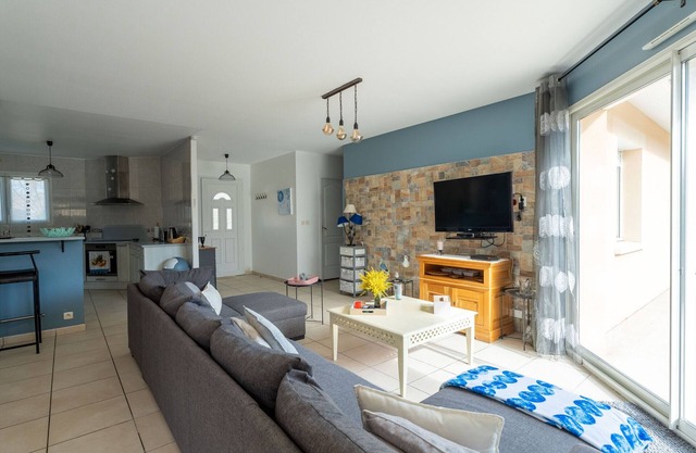 Spacious house 600m from lake, sleeps 8, pool