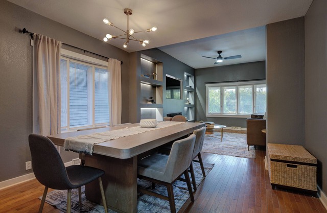 Spacious house Close to Stadium/Sleeps 8/2-Car Garage