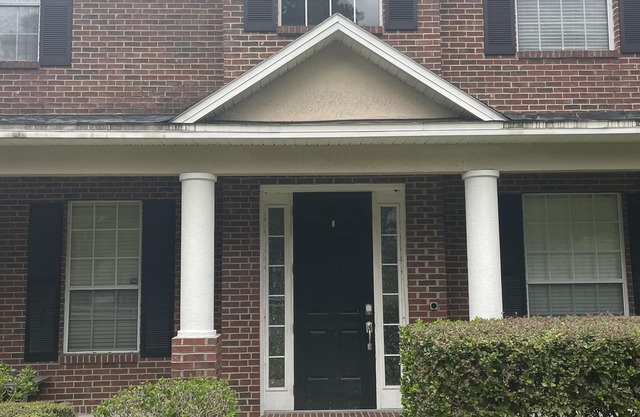 Spacious house in quiet neighborhood near shopping center, Max 6 guests