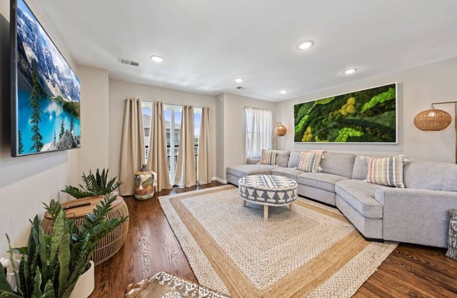 (Spacious House – Sleeps up to 8+ guests | Near Airport & City)