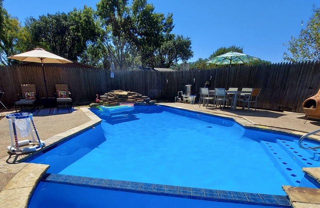 Spacious house w/Private beautiful blue pool and cozy Fireplace