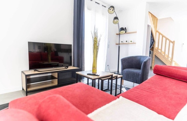 Spacious house with air conditioning, garden and parking.