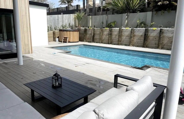 Spacious house with pool, hot tub and pool table