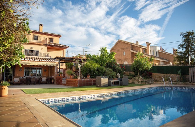 Spacious house with pool