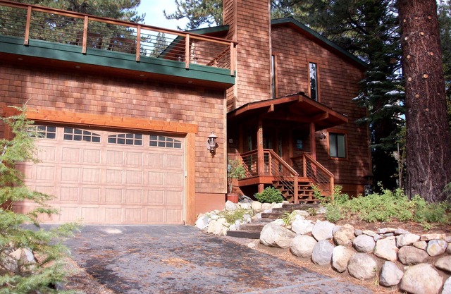 Spacious Incline Village Home, HotTub, Decks & Fireplaces SPECIAL WEEK RATES