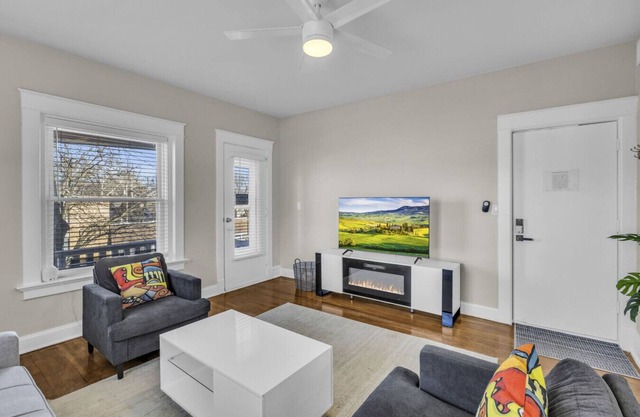 Spacious KC Stay: 2 Bedrooms Near Stadiums, BBQ, Jazz & Fountains!
