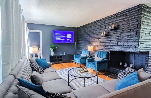 Spacious King Games Fire Pit 5 Min to Zoo!