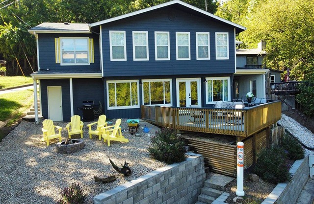 Spacious Lakefront Retreat – Sleeps 14, Private Dock,nPrime Location