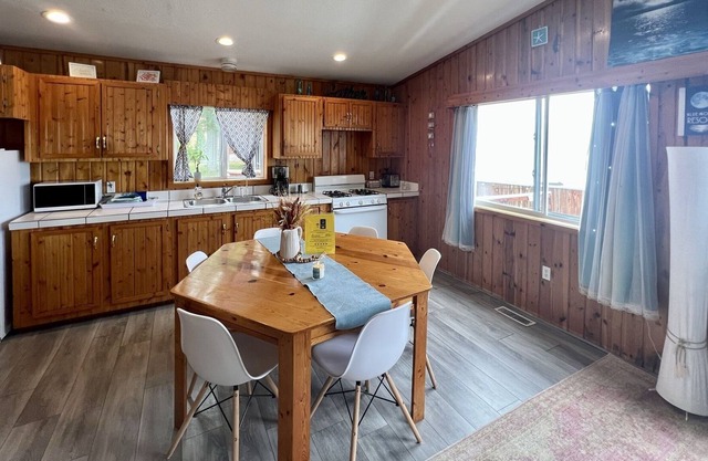 Spacious Lakefront three bedroom Cabin 4 on Lake Huron