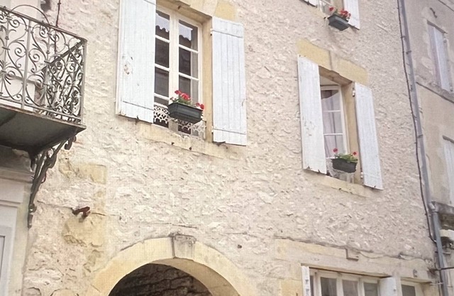 Spacious, light & airy, Romantic village home set off Monflanquin Village Square