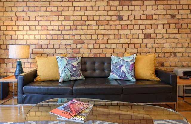 Spacious Light-filled Central Character Apt - so close to Britomart and the Uni!