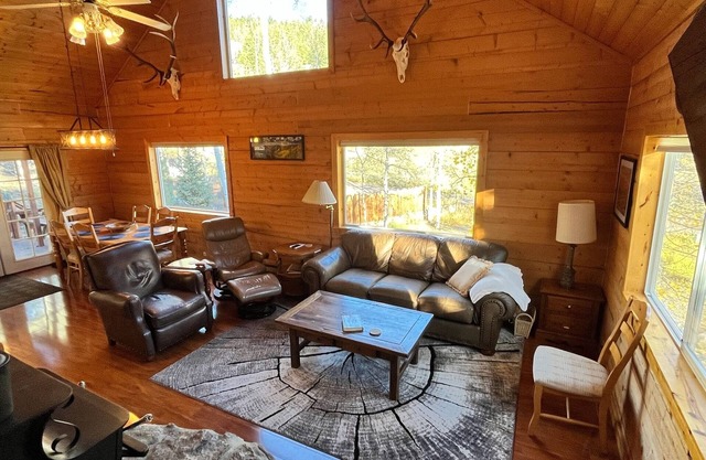 Spacious log cabin with a private gazebo view of Red Mountain!