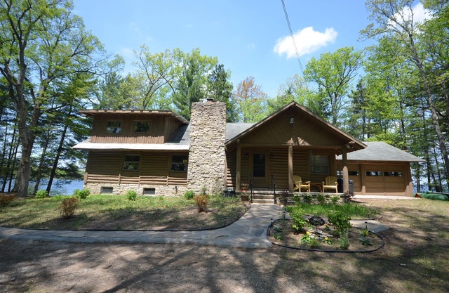 Spacious log home on Green Lake. Waterfront. Dog ok.