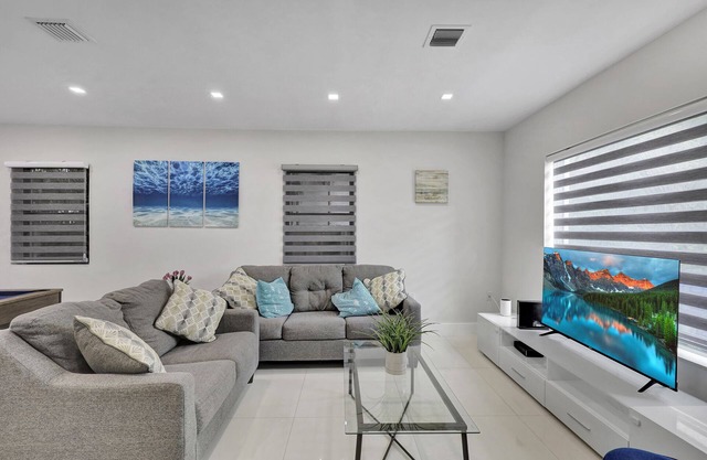 Spacious Lux Casa Azul 4-bedroom with pool house in charming Miami!