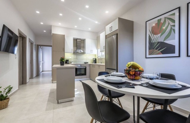 Spacious & Luxe 3 BR Downtown
