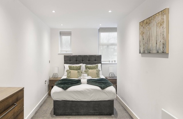 Spacious Luxury King Bed - Central Location